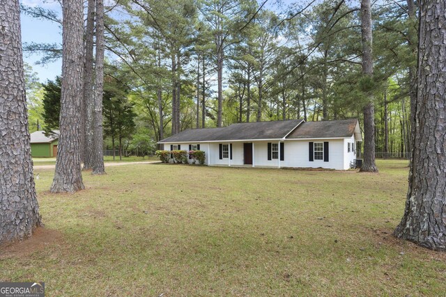 single story home featuring a front yard