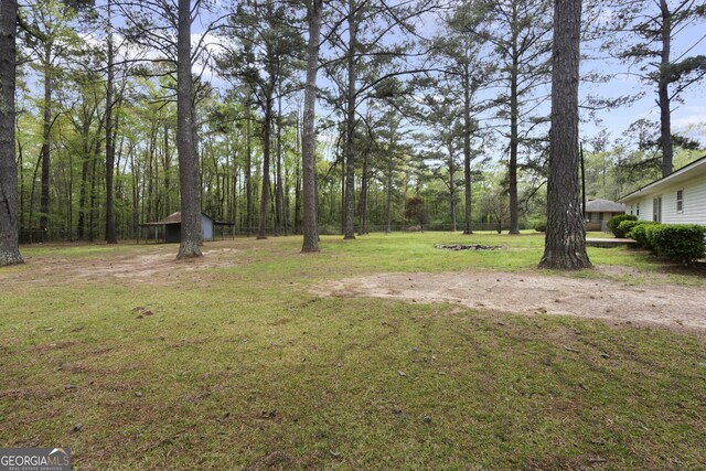 view of yard featuring an outdoor structure