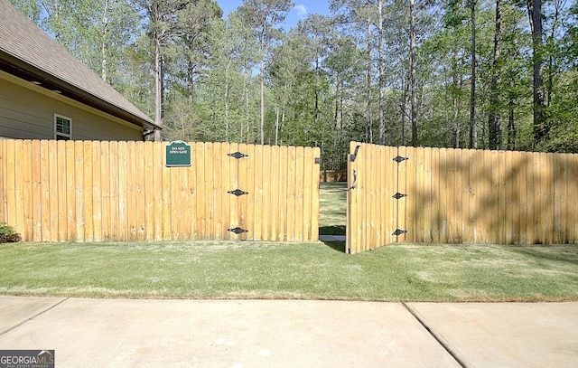 53 Gordon Manor Ct, Senoia, GA 30276 - view of yard with a gate