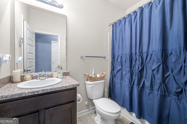 full bathroom with curtained shower, baseboards, toilet, and vanity