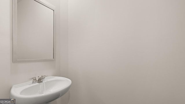bathroom featuring a sink