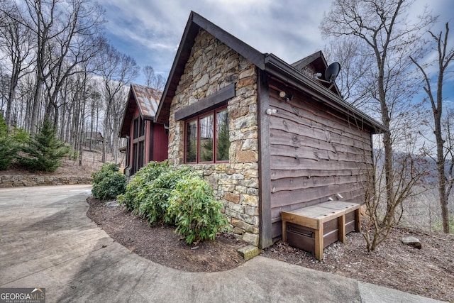 1329 Grandeur Dr, Blue Ridge, GA 30513 - view of side of home with stone siding