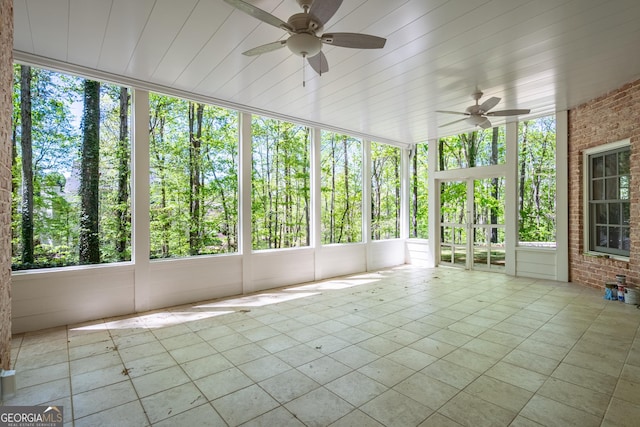 unfurnished sunroom with a healthy amount of sunlight and ceiling fan