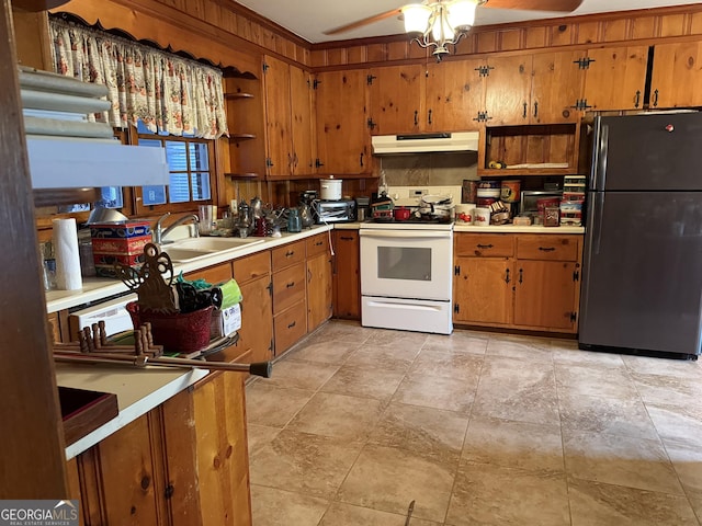 kitchen featuring under cabinet range hood, a sink, ceiling fan, freestanding refrigerator, and white electric range