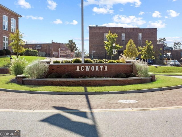 community sign featuring a yard