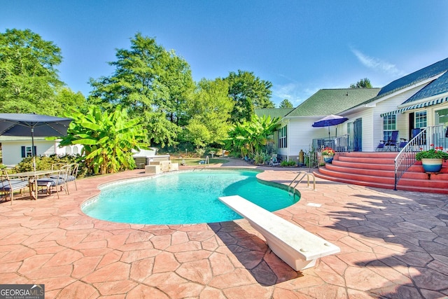 494 Thrash Rd, Lagrange, GA 30241 - outdoor pool with a patio area and a diving board