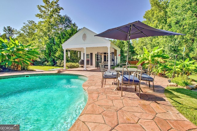 494 Thrash Rd, Lagrange, GA 30241 - outdoor pool with a patio area, outdoor dining space, an outbuilding, and a diving board