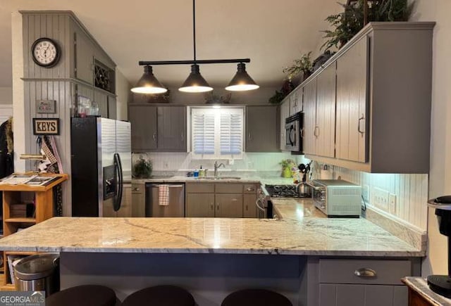 7 Lakeview Dr, Hayesville, NC 28904 - kitchen with a breakfast bar, a sink, a peninsula, stainless steel appliances, and gray cabinets
