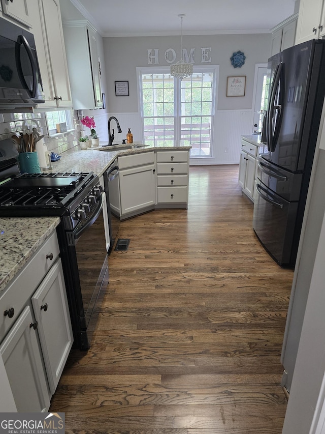 105 Blackberry Ct, Woodstock, GA 30188 - kitchen with black appliances, a sink, ornamental molding, a peninsula, and white cabinetry