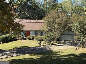 4528 Newcastle Cir, Lithonia, GA 30038 - view of front facade with a front yard and a garage