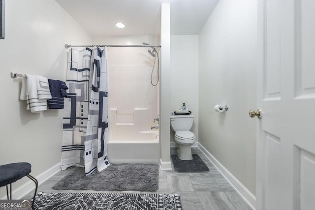 bathroom with toilet, shower / bathtub combination with curtain, and baseboards