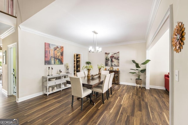 dining area with dark wood-type flooring, crown molding, a notable chandelier, and baseboards