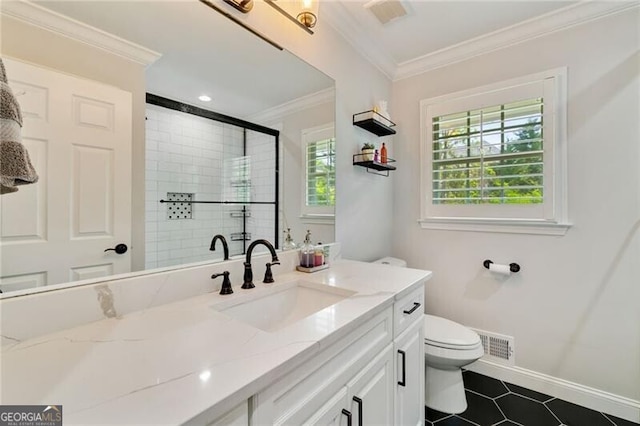 bathroom with a tile shower, crown molding, visible vents, toilet, and baseboards