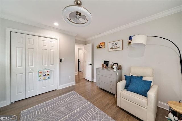 living area featuring wood finished floors, baseboards, ornamental molding, and recessed lighting