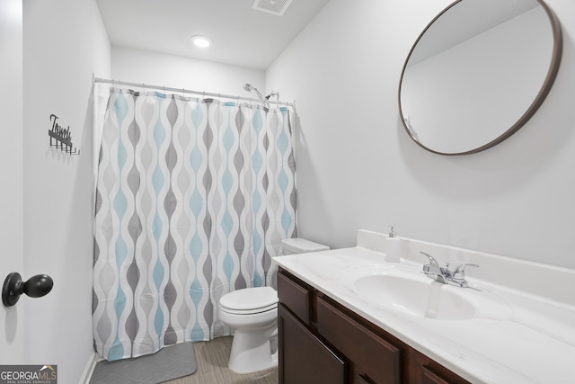 full bathroom with curtained shower, vanity, visible vents, and toilet