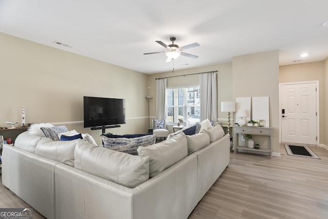 living room featuring light wood-style floors, ceiling fan, visible vents, recessed lighting, and baseboards
