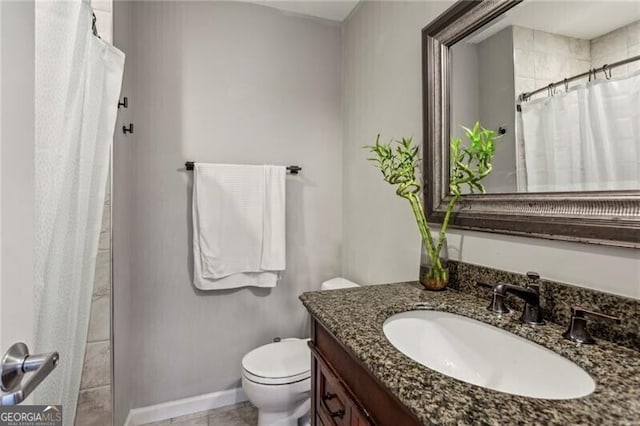 full bath with toilet, vanity, baseboards, and a shower with curtain