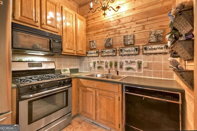 kitchen with a chandelier, tasteful backsplash, a sink, and black appliances