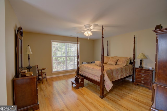 bedroom with light wood finished floors, visible vents, baseboards, and a ceiling fan