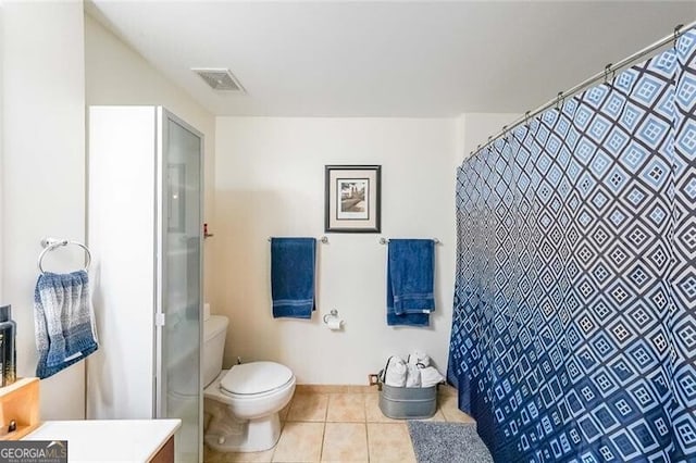 full bathroom featuring vanity, visible vents, toilet, a shower with shower curtain, and tile patterned floors