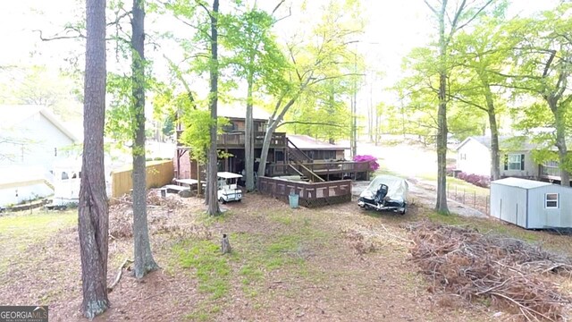view of yard featuring an outbuilding
