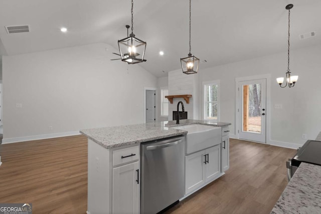 kitchen featuring visible vents, an inviting chandelier, and stainless steel appliances