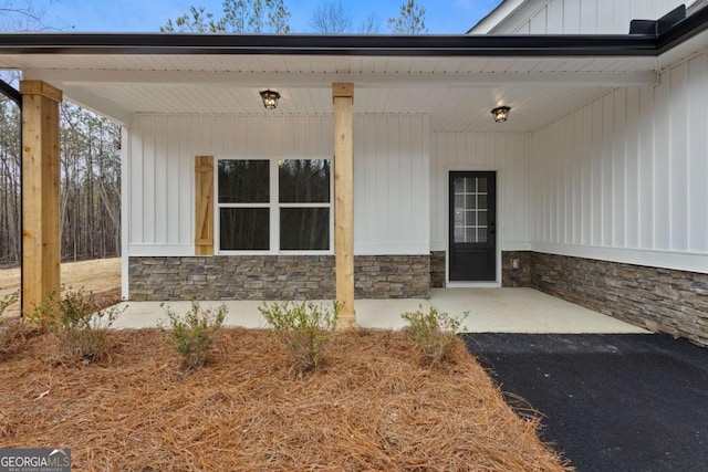 property entrance featuring stone siding