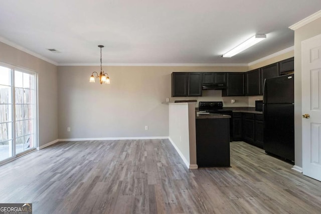 kitchen featuring an inviting chandelier, ornamental molding, under cabinet range hood, light wood-style floors, and black appliances