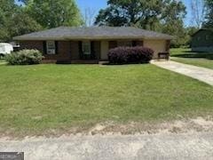 view of front of home featuring a front yard and driveway
