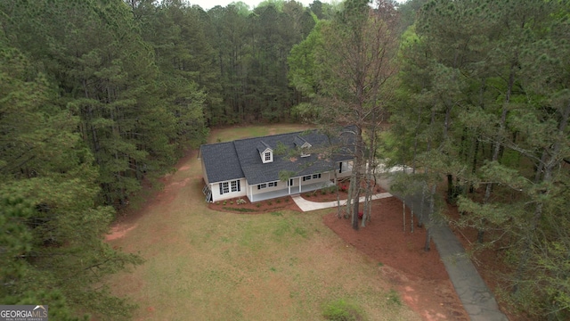 birds eye view of property featuring a forest view