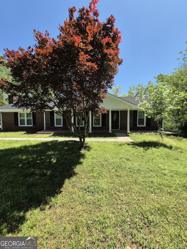 view of front of home featuring a front lawn