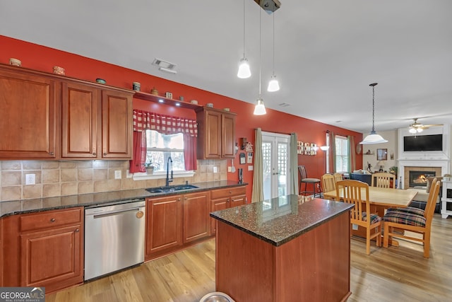 kitchen with light wood-style flooring, a ceiling fan, visible vents, dishwasher, and a sink
