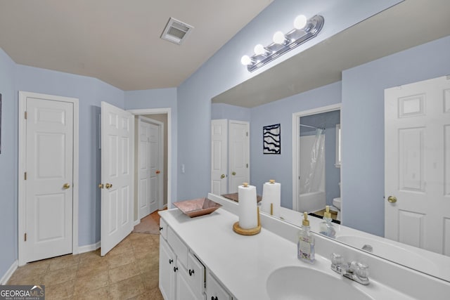 full bath featuring visible vents, baseboards, a shower with shower curtain, and vanity