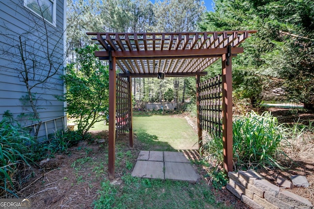 view of yard featuring a pergola