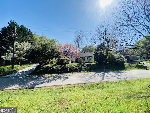 view of front of home featuring a front yard