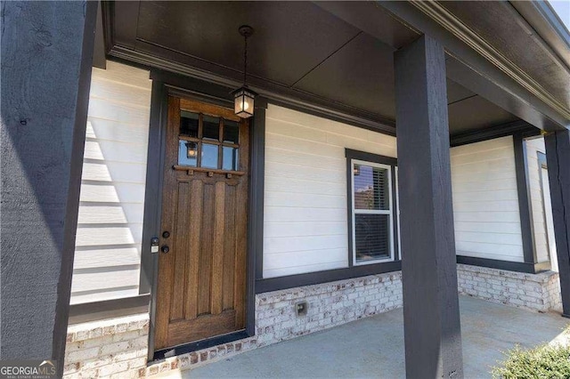 property entrance featuring a porch
