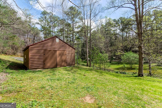 view of yard featuring an outdoor structure
