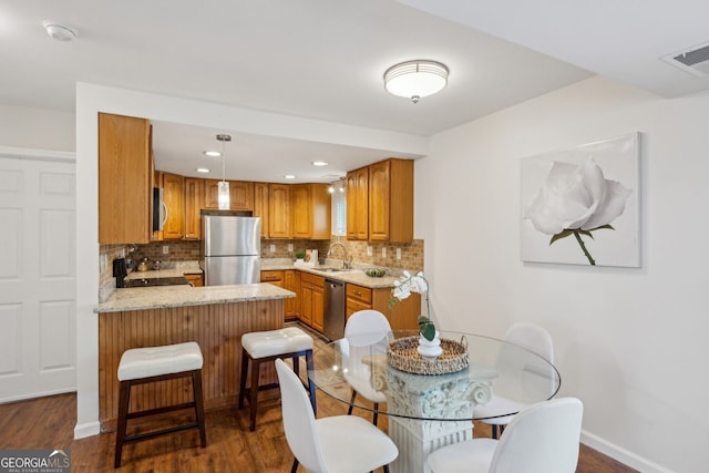 dining area with dark wood-style flooring, baseboards, and recessed lighting