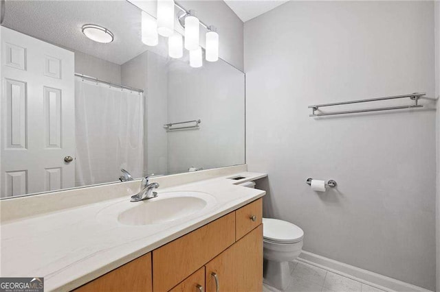 full bath with baseboards, toilet, vanity, and curtained shower