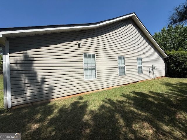 view of side of property featuring a yard