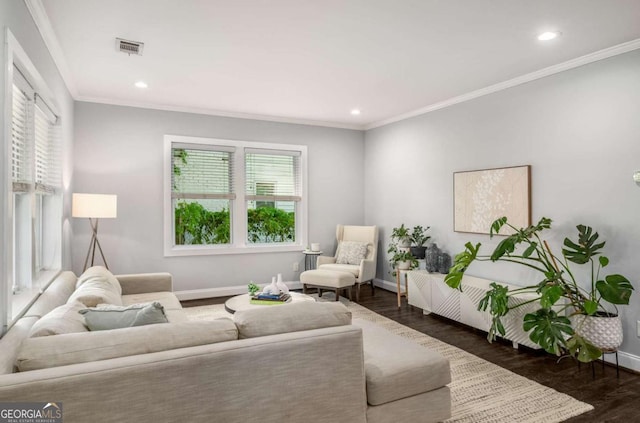 living room featuring visible vents, baseboards, recessed lighting, and wood finished floors