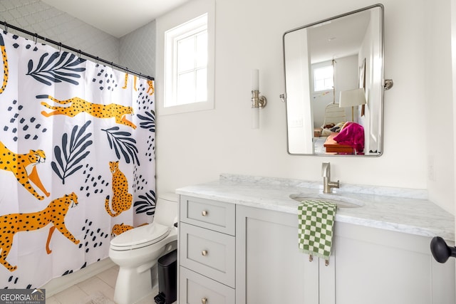 full bath featuring tile patterned floors, toilet, vanity, and a shower with curtain