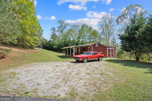 view of yard featuring an outdoor structure