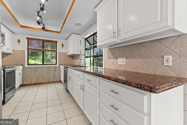 890 Muirfield Rdg, Marietta, GA 30068 - kitchen featuring light tile patterned floors, white cabinets, a tray ceiling, stainless steel appliances, and a sink