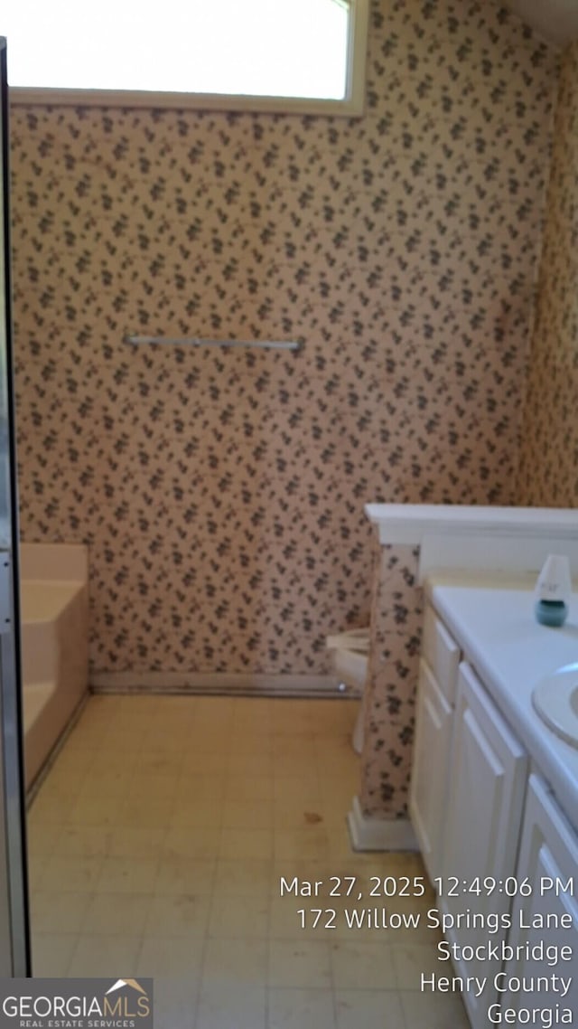 172 Willow Springs Ln, Stockbridge, GA 30281 - full bath with vanity, a bath, and wallpapered walls