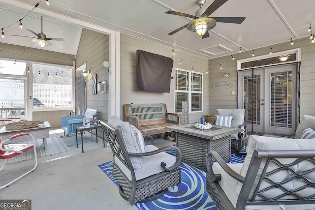 view of patio featuring outdoor dining space, an outdoor hangout area, and a ceiling fan