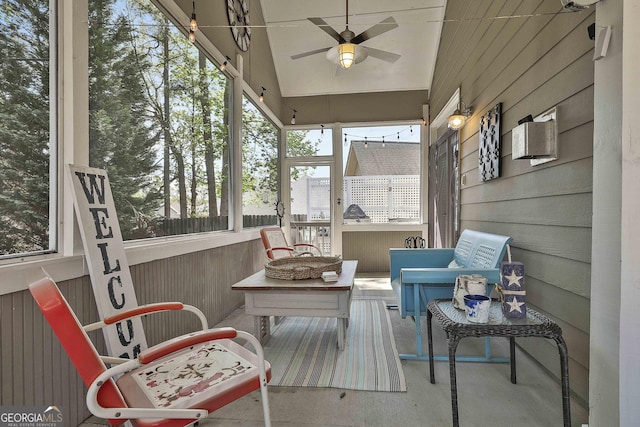 sunroom / solarium featuring outdoor lounge area and a ceiling fan