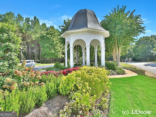 view of property's community featuring a yard