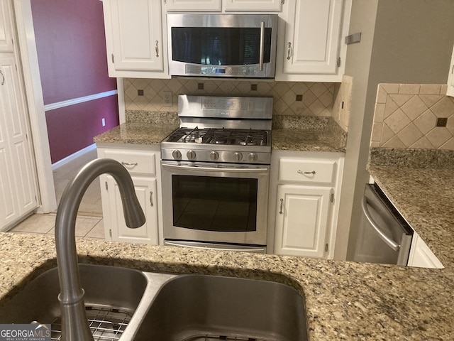 863 Fairwood Pointe NW, Acworth, GA 30101 - kitchen featuring backsplash, stainless steel appliances, white cabinetry, and a sink