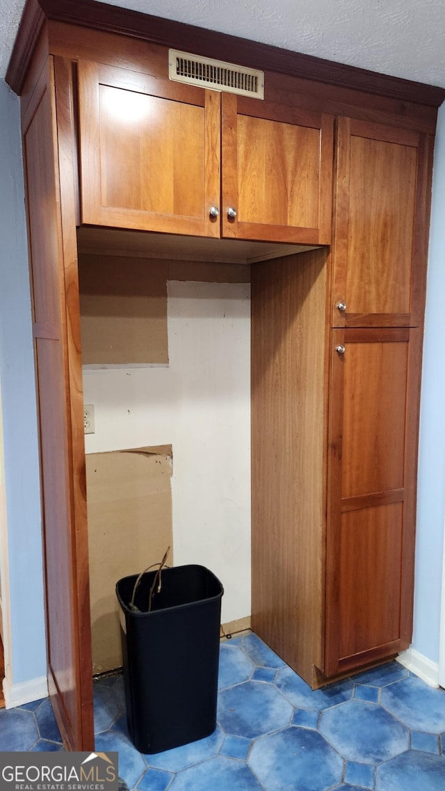985 Lake Haven Ct, Roswell, GA 30076 - closet with visible vents